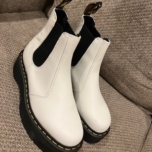 2976 DOC MARTENS SMOOTH LEATHER PLATFORM CHELSEA BOOTS NEW
